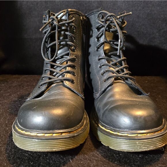 Dr. Martens boys size 3 - Picture 9 of 10